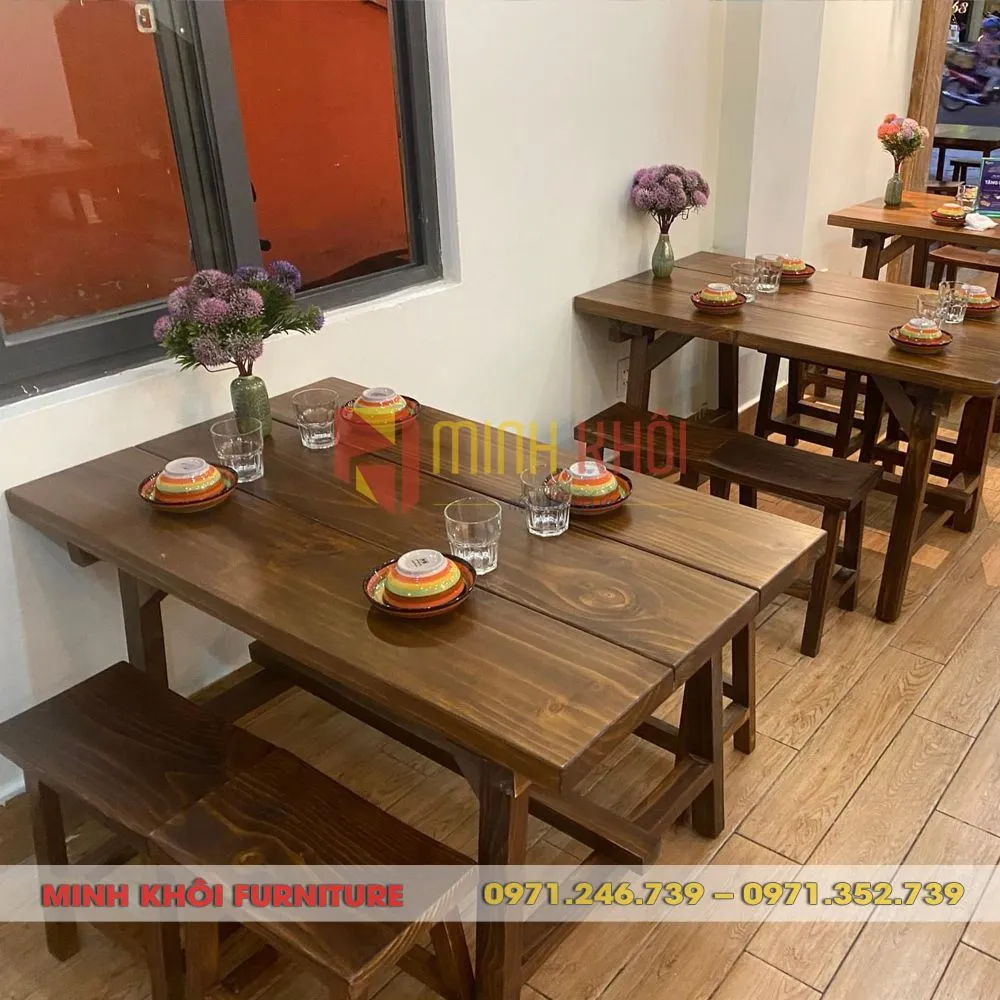 Bộ bàn ghế gỗ thông – Xu hướng phong cách mộc cho không gian quán ăn, quán nhậu