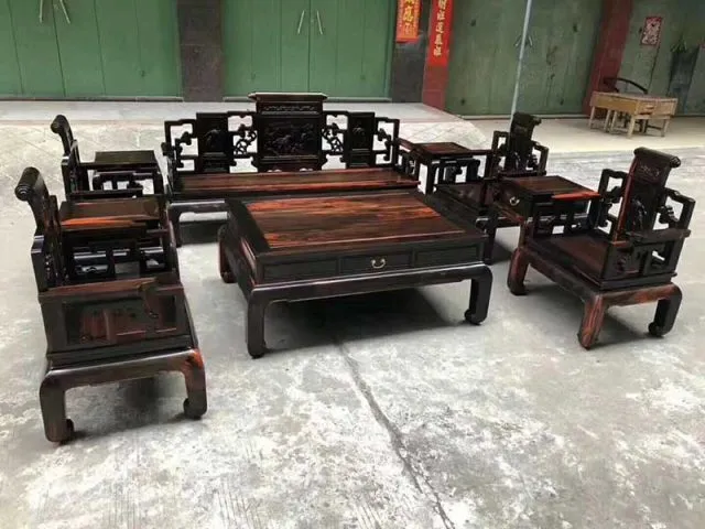 Bộ bàn ghế gỗ trắc nguyên khối với vẻ đẹp sang trọng và giá trị bền vững