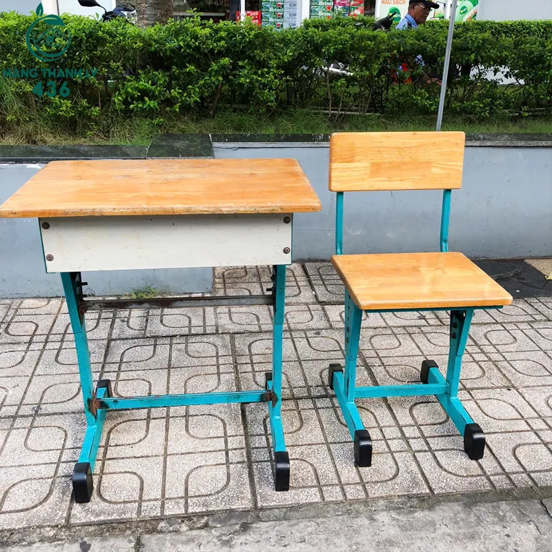 Bộ bàn ghế học sinh cũ khung sắt mặt gỗ, thiết kế truyền thống chắc chắn