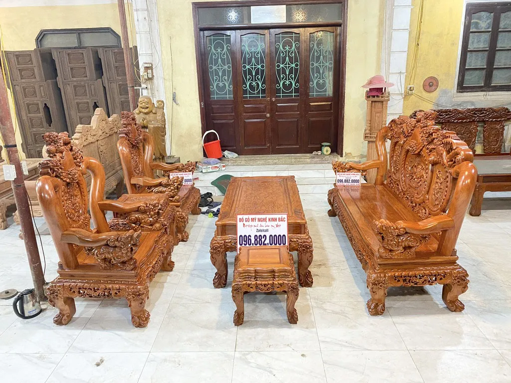 Mẫu bàn ghế Đồng Kỵ tay 12 cột 12, chân 14, 6 món, gỗ Hương Đá rất phù hợp với không gian phòng khách lớn, bề thế