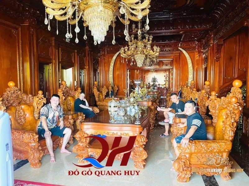 Chi tiết chạm khắc trên tay ghế bộ bàn ghế gỗ cao cấp