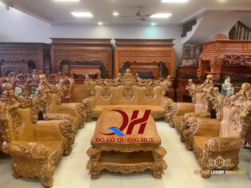 Đường nét chạm khắc cầu kỳ trên ghế đơn của bộ bàn ghế gỗ cao cấp