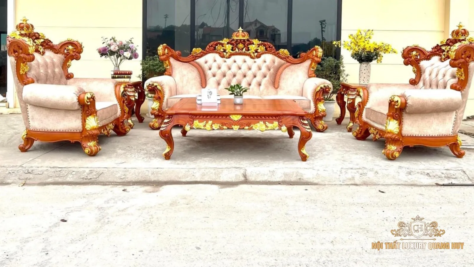 Bộ bàn ghế gỗ cao cấp với điểm nhấn thiếp vàng sang trọng