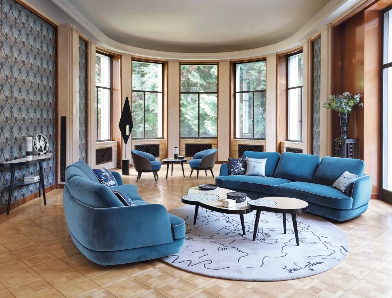 Bố trí bộ bàn ghế phòng khách cong mềm mại giữa không gian rộng