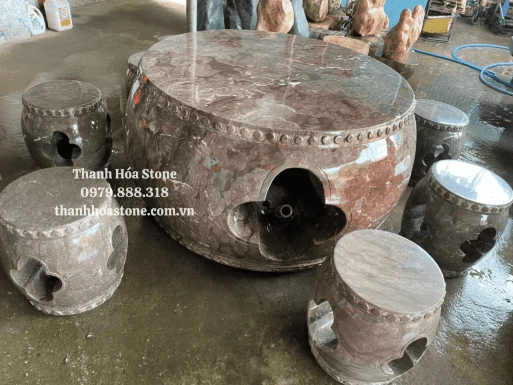 Bộ bàn ghế đá tự nhiên tiện trống màu đen với thiết kế độc đáo, đường vân rõ nét