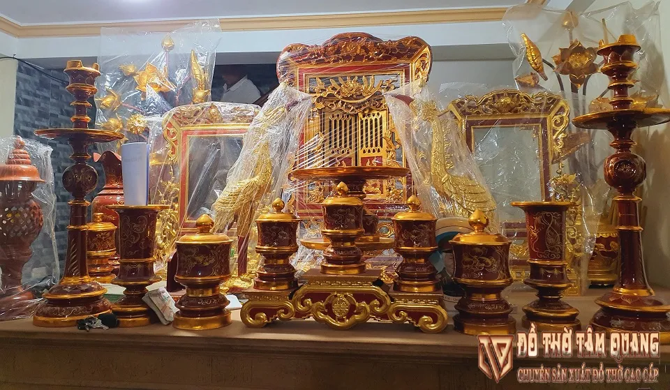 Bộ đồ thờ bằng gỗ mít với các chi tiết sơn son thếp vàng