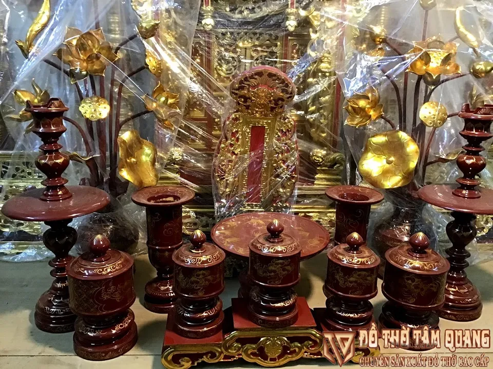Bộ đồ thờ bằng gỗ được chế tác thủ công, là sự kết hợp giữa nghệ thuật và tâm linh
