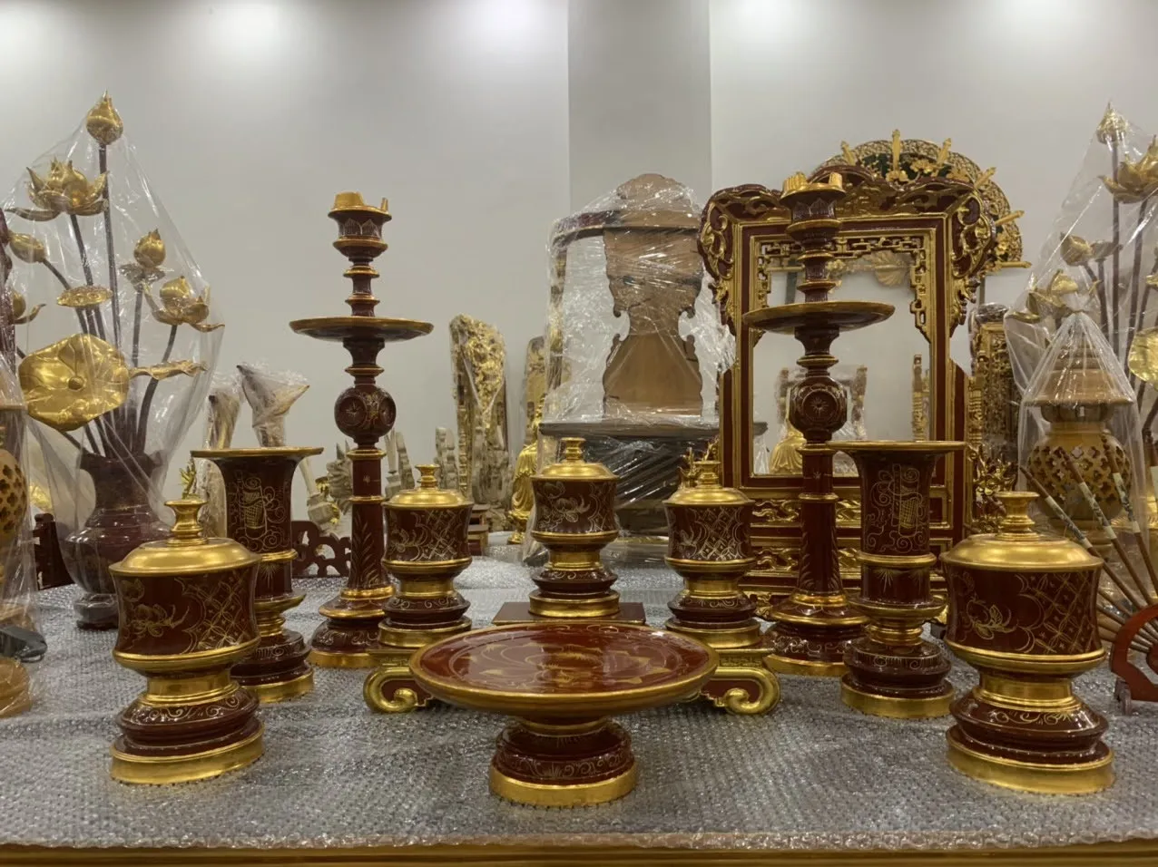 Bộ đồ thờ gỗ sơn son thếp vàng, với các chi tiết chạm khắc mang đậm nét văn hóa Việt Nam