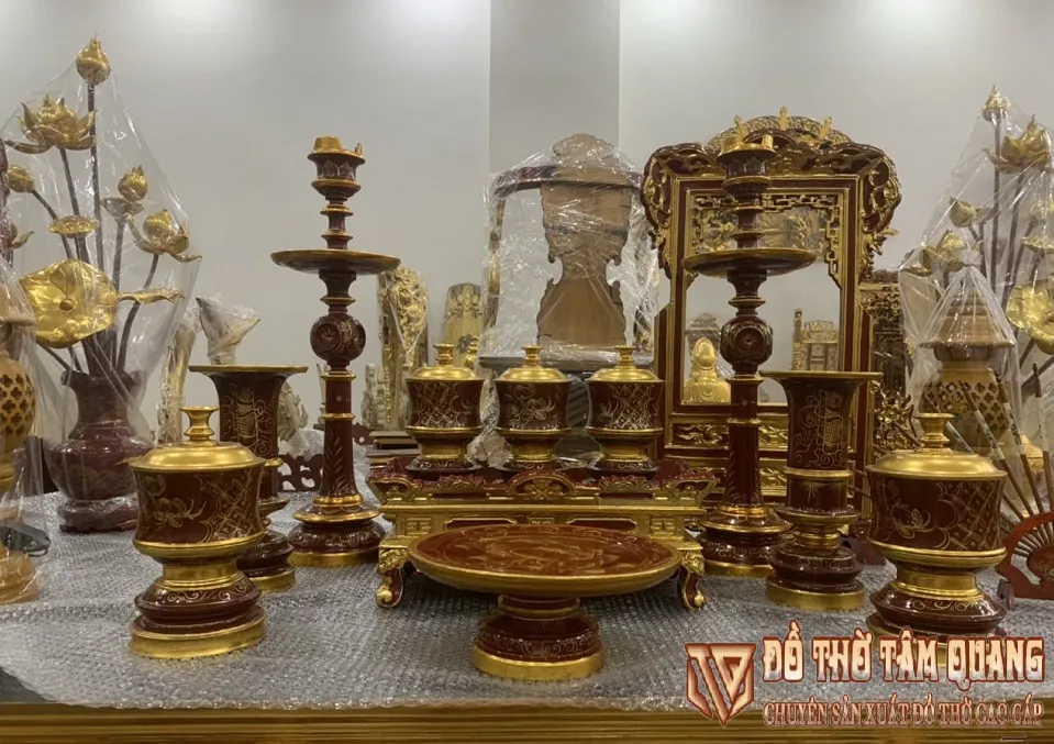 Bộ đồ thờ gia tiên bằng gỗ Mít gồm 11 món được sơn son thếp vàng tinh xảo