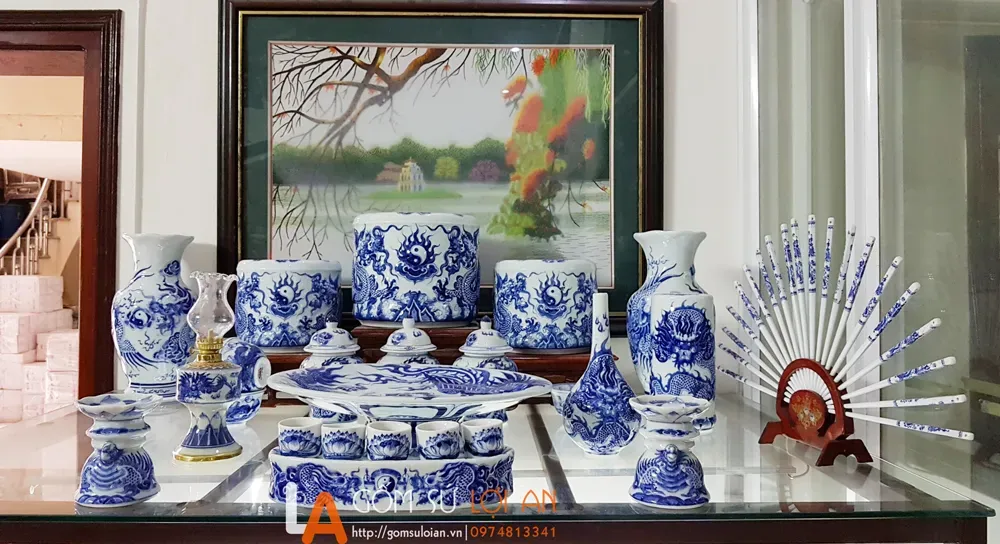 Bộ đồ thờ men trắng màu xanh biển sẫm kết hợp với hướng đặt bàn thờ Thổ Công