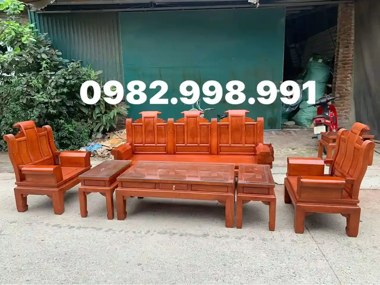 Bộ ghế Âu Á gỗ hương đá cột 10 chân 10 với thiết kế mạnh mẽ và bề thế cho phòng khách