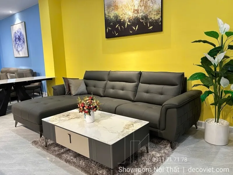 Phòng khách phong cách Japandi với sofa vải lanh và bàn trà gỗ sồi trắng