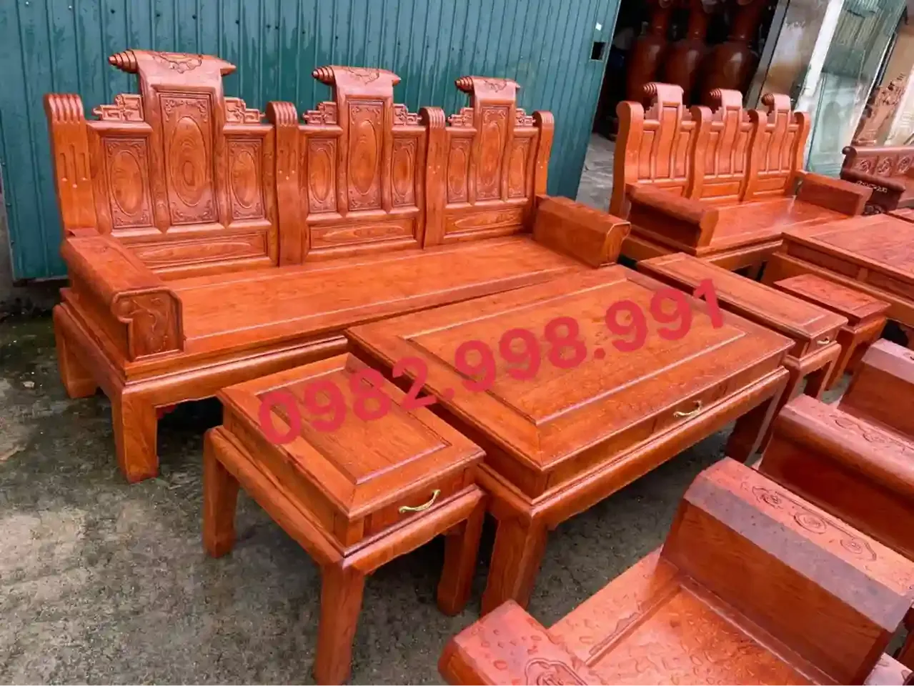 Bộ ghế tay hộp gỗ hương đá thể hiện sự chắc chắn và sang trọng trong từng đường nét