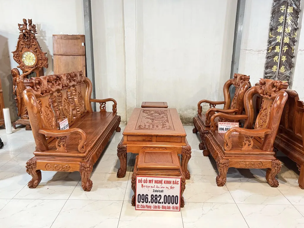 Mẫu bàn ghế Minh Quốc Đào cột 12 với bàn đục tinh xảo, thích hợp với nhiều kiến trúc nhà ở