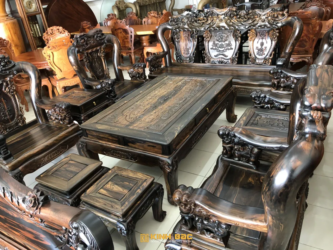 Mẫu bàn ghế Đồng Kỵ Minh Quốc Voi làm từ gỗ Mun Hoa gồm 10 món, thể hiện đẳng cấp cao cấp
