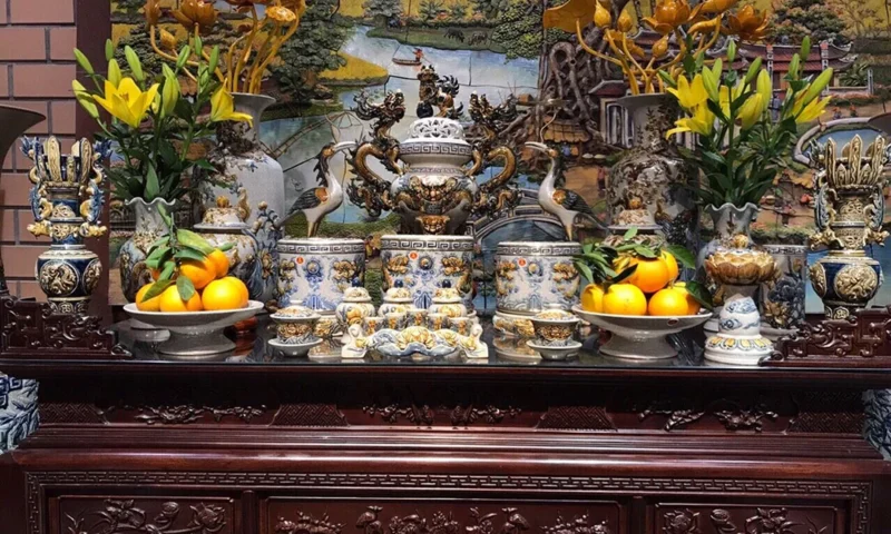 Bố trí bình hoa và mâm ngũ quả trên bàn thờ gia tiên