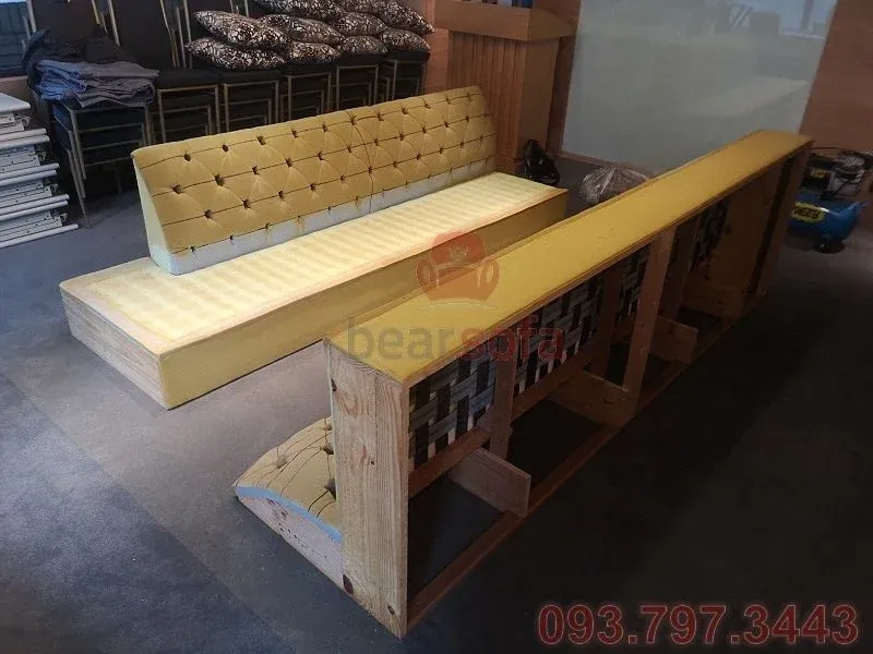 Lớp áo cũ của sofa vải bố được tháo bỏ