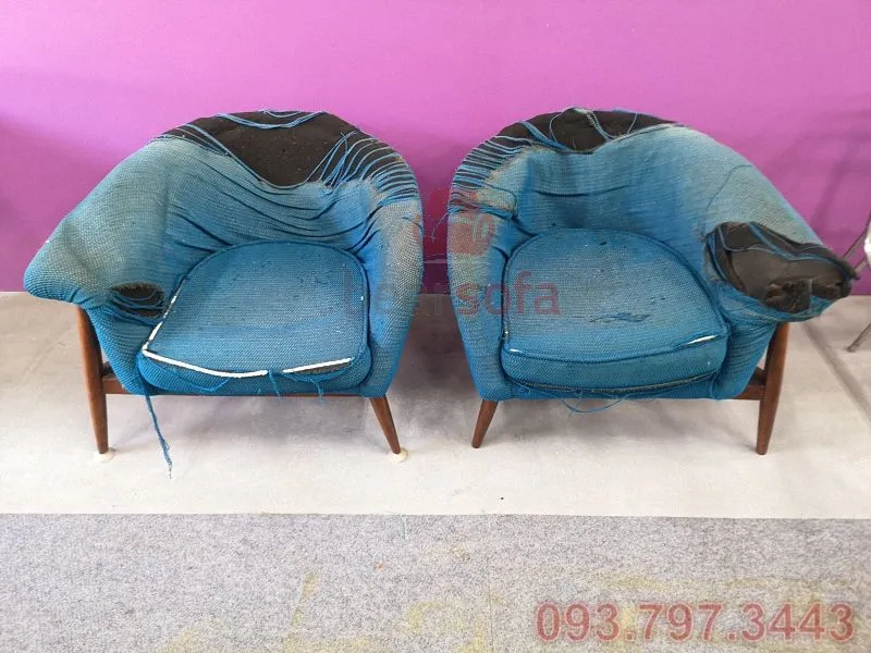 Hai chiếc ghế sofa cũ của cha chị Mai