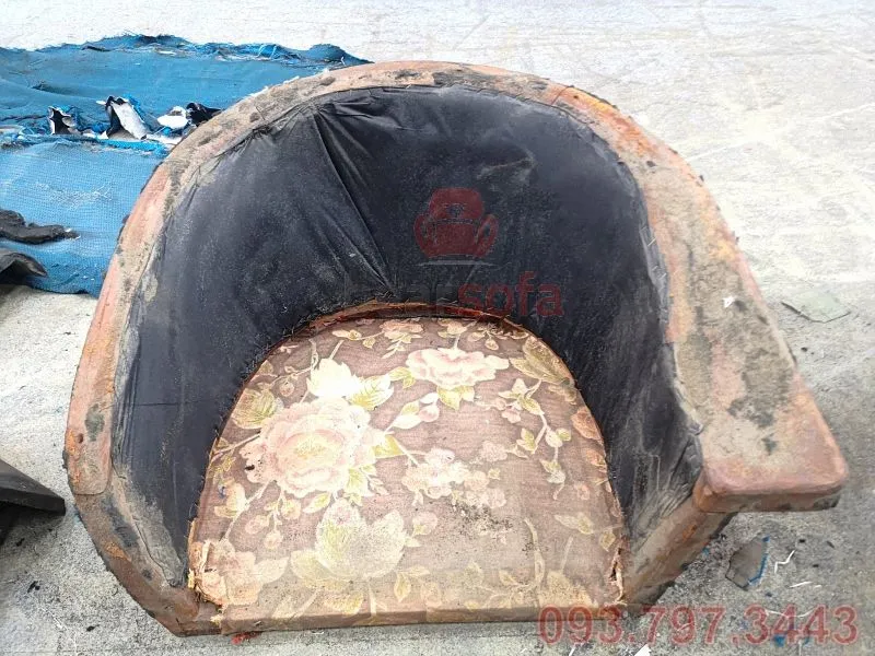 Các đốm đen là mảnh nệm lót còn dính sót lại trên khung ghế