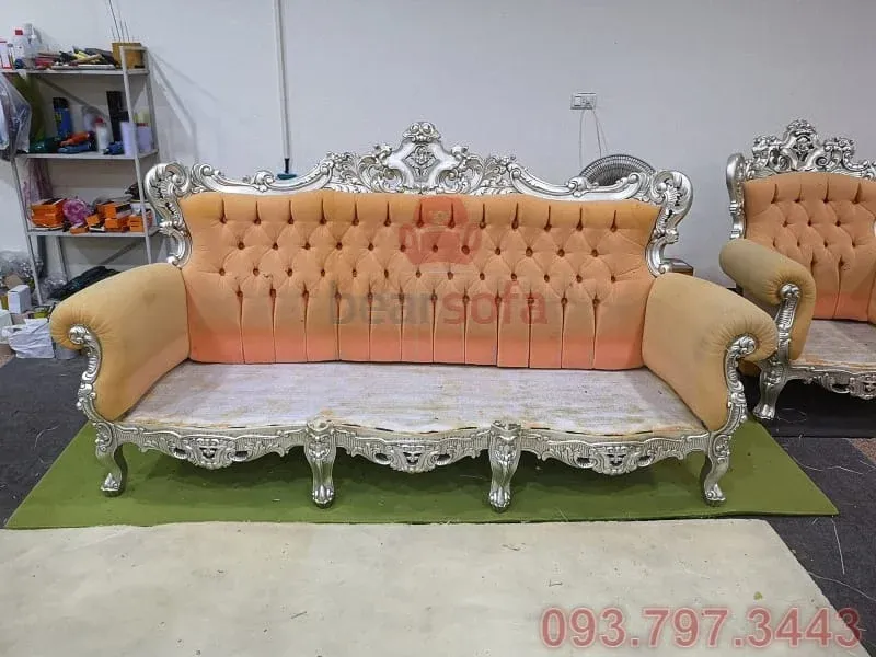 Hai chiếc ghế sofa tân cổ điển khung gỗ chạm khắc cầu kỳ