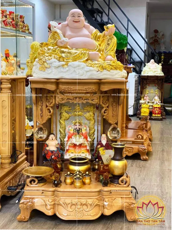 Cách sắp xếp bàn thờ Thần Tài có tượng Phật Di Lặc ở phía trên