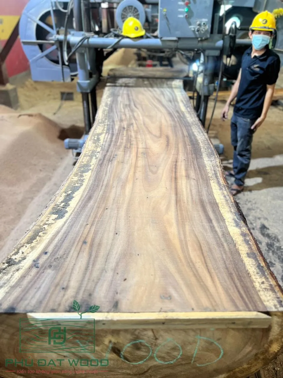 Bàn ăn gỗ me tây nguyên tấm với đường vân gỗ tự nhiên độc đáo