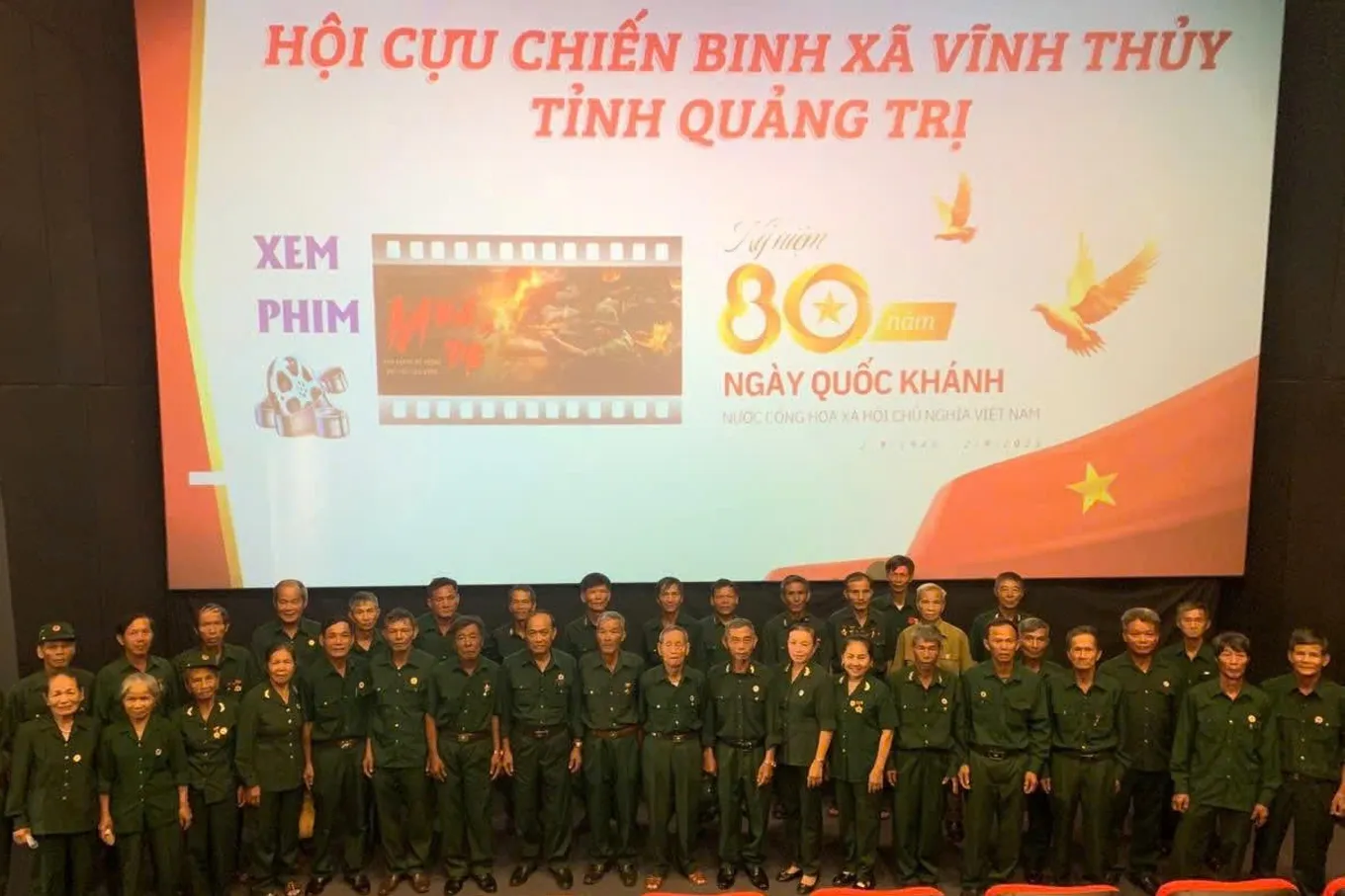 Các cựu chiến binh xã Vĩnh Thủy có mặt tại rạp chiếu phim ở phường Đông Hà để xem phim "Mưa đỏ" (Ảnh: Văn Quyết).