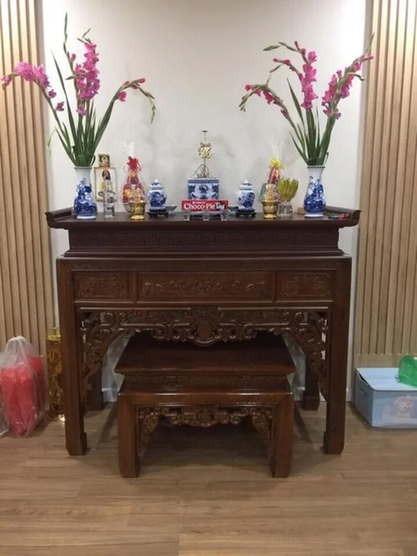 So sánh lựa chọn trong cách bài trí bàn thờ gia tiên cách bài trí bàn thờ gia tiên so sánh bàn thờ treo và tủ thờ đứng