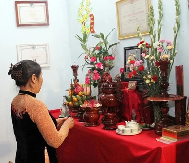 Cách cắm hoa bàn thờ gia tiên đơn giản với bình hoa tươi