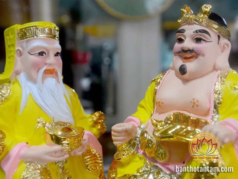 Bàn thờ Thần Tài Thổ Địa có 2 hoặc 3 vị thần với cách sắp xếp tượng khác nhau
