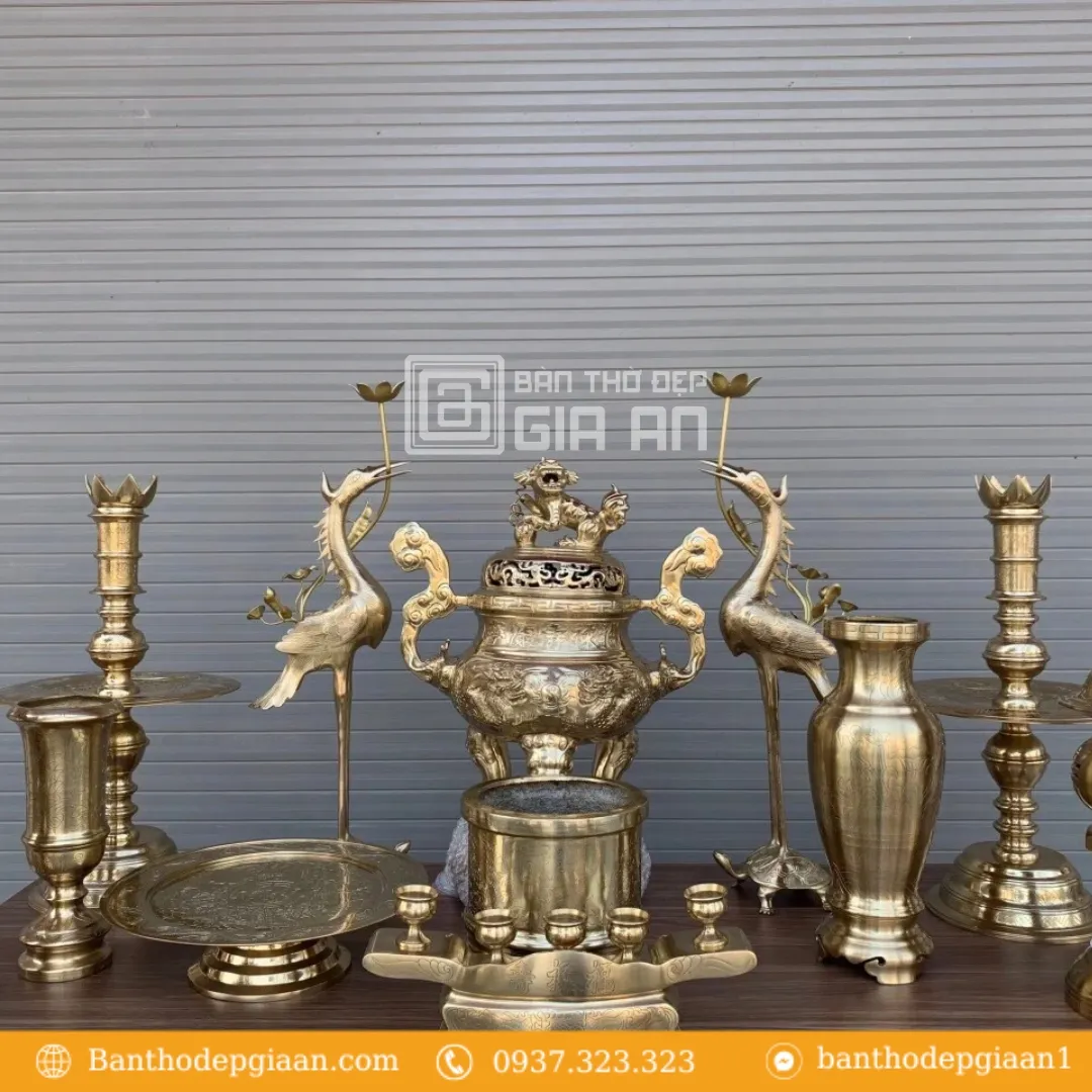 Bộ lư đồng đặt cân xứng trên bàn thờ gỗ chạm khắc tinh xảo