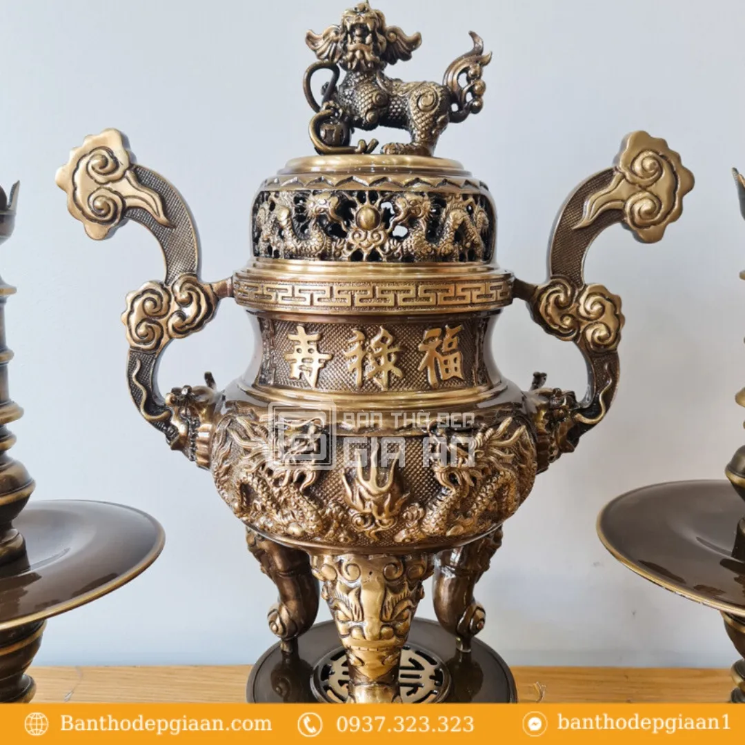 Nguyên tắc đặt đỉnh đồng và vị trí chân nến hạc thờ trên bàn thờ