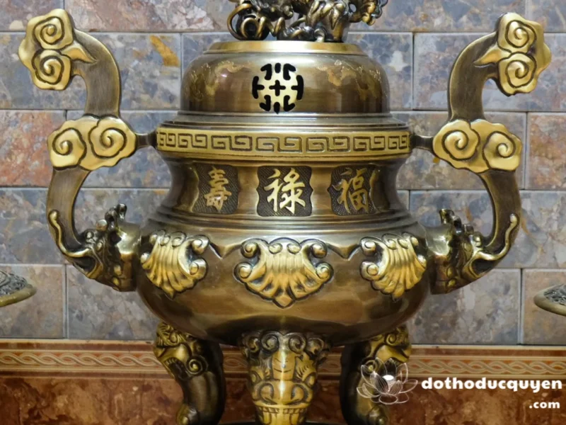 Cách đặt đỉnh đồng sau bát hương tạo sự thông thoáng khi dâng hương