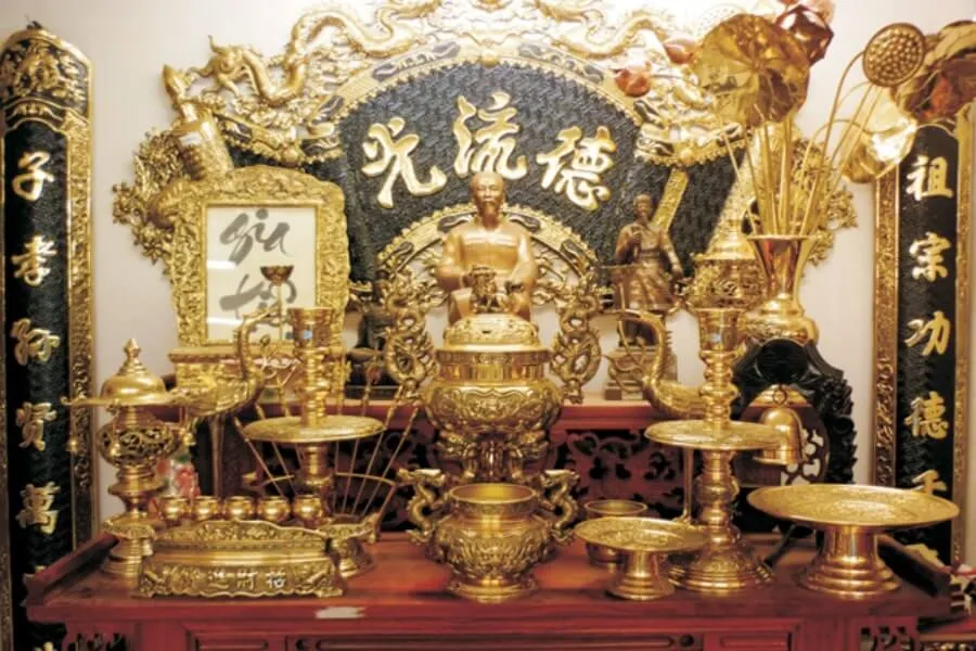 Lư hương nên đặt sau bát hương (Hình ảnh: Bàn Thờ Việt)