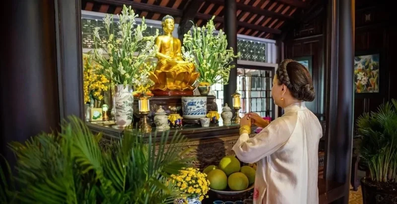 Thời điểm hạ lễ trên bàn thờ sau khi thắp hương cách hạ lễ trên bàn thờ khi hương đã cháy gần hết