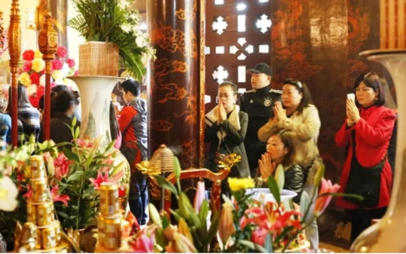 Câu hỏi thường gặp về cách hạ lễ trên bàn thờ cách hạ lễ trên bàn thờ với mâm cúng gia đình