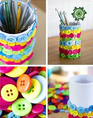 Tranh trang trí hoặc khung ảnh được làm từ nhiều cúc áo nhiều màu sắc