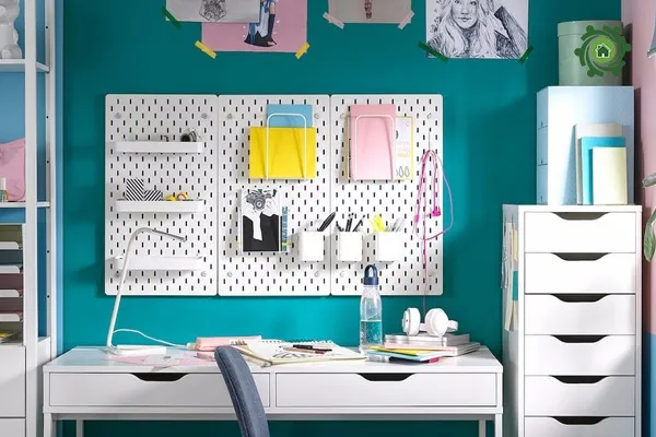 Góc học tập gọn gàng với các món đồ trang trí tự làm