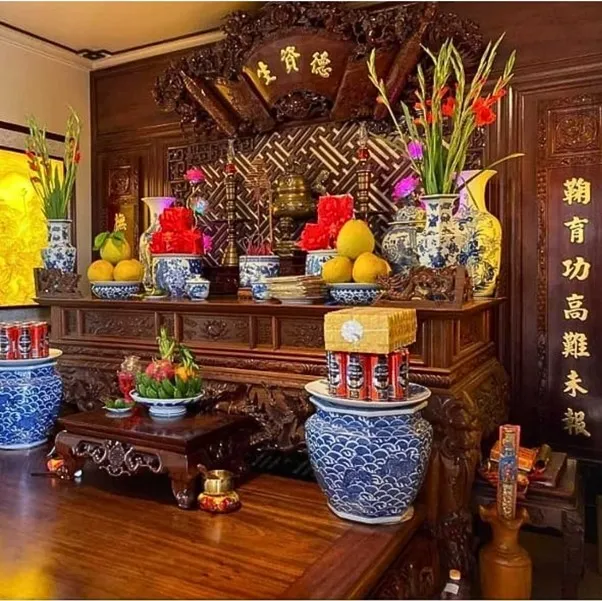 Trưng bày bình hoa và trái cây hài hòa tạo sự trang nghiêm cho bàn thờ