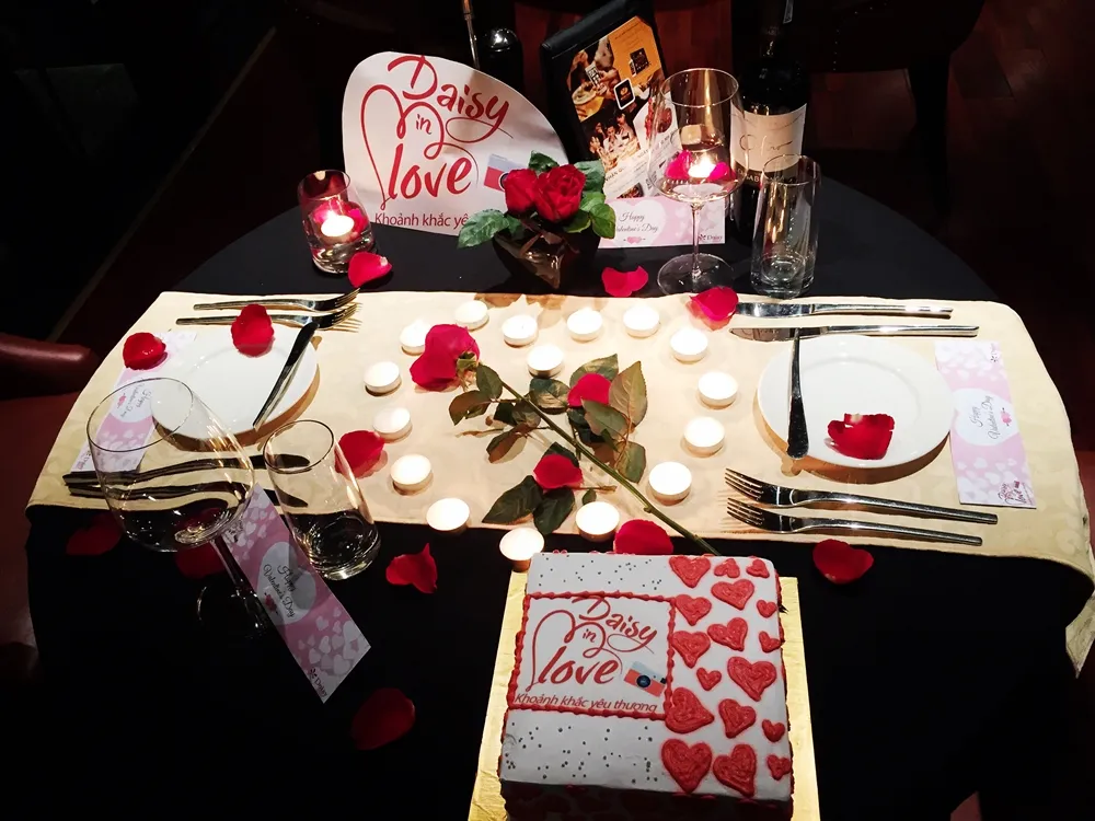 Không gian huyền ảo của nến, hoa và rượu vang cho 2 người