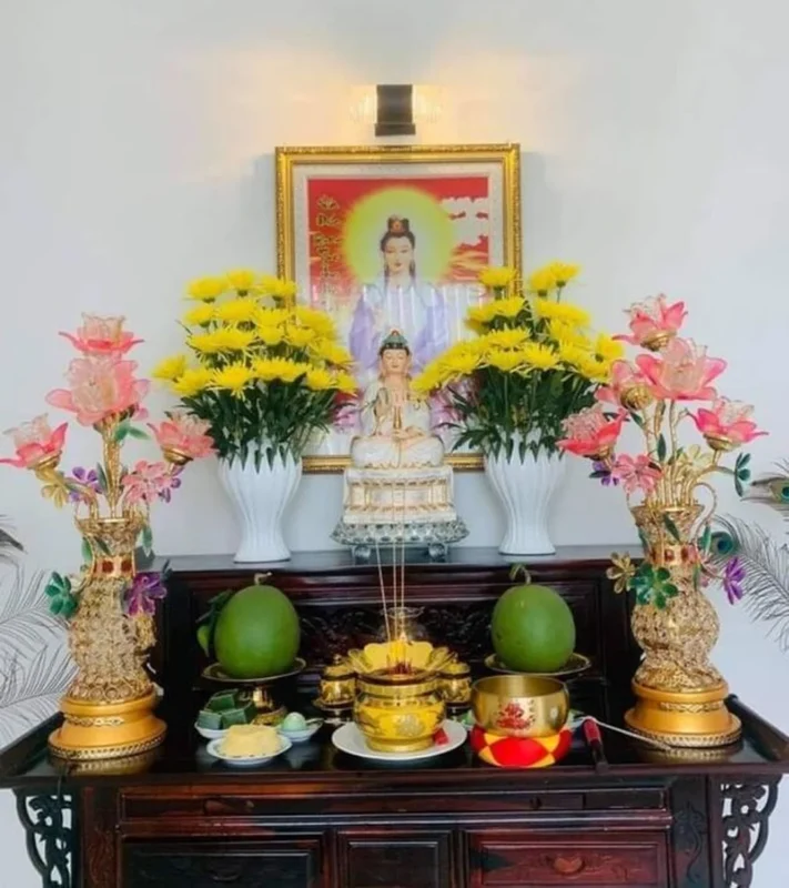 Cách trang trí bàn thờ gia tiên với lọ hoa và mâm bồng cách trang trí bàn thờ gia tiên với lọ hoa và mâm bồng