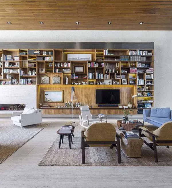 Ghế gỗ kiểu thấp, kệ tivi và tủ sách gắn tường