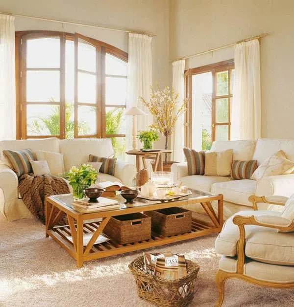 Phòng khách ấm áp với sofa, bàn gỗ và thảm lông cừu lớn