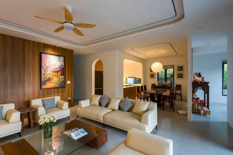 Cách trang trí phòng khách nhà cấp 4 sử dụng trần thạch cao giật cấp nhẹ để tạo ranh giới tinh tế với nhà bếp