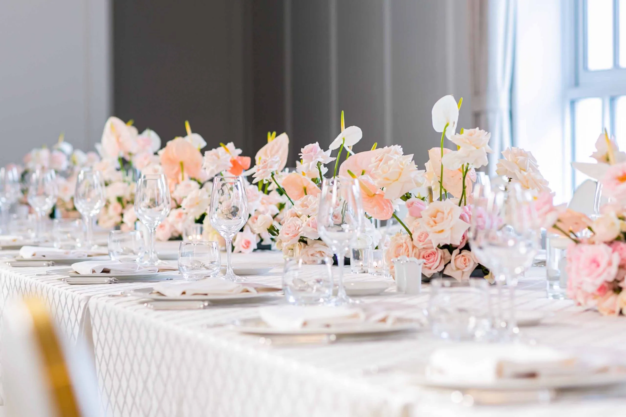 Trang trí bàn tiệc với hoa hồng mang nhiều ý nghĩa đặc biệt cho ngày kỷ niệm