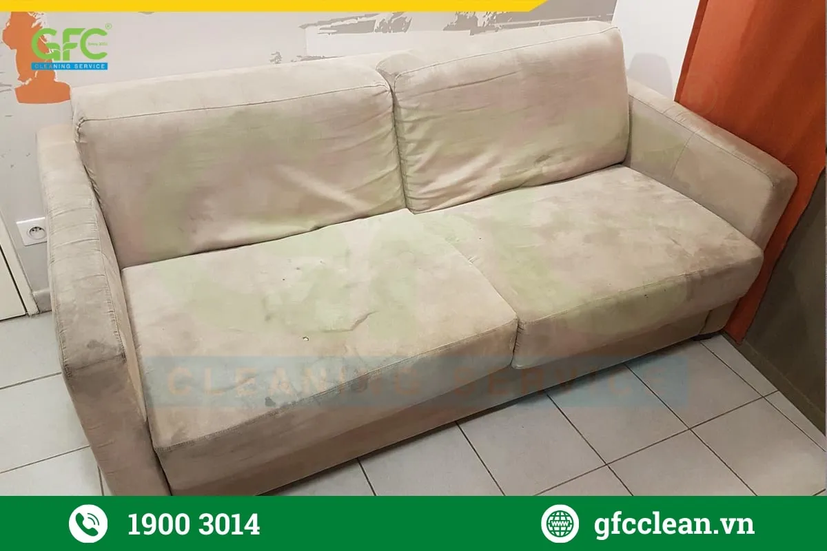 Ghế sofa vải bố bị bám bụi và vết bẩn trong phòng khách