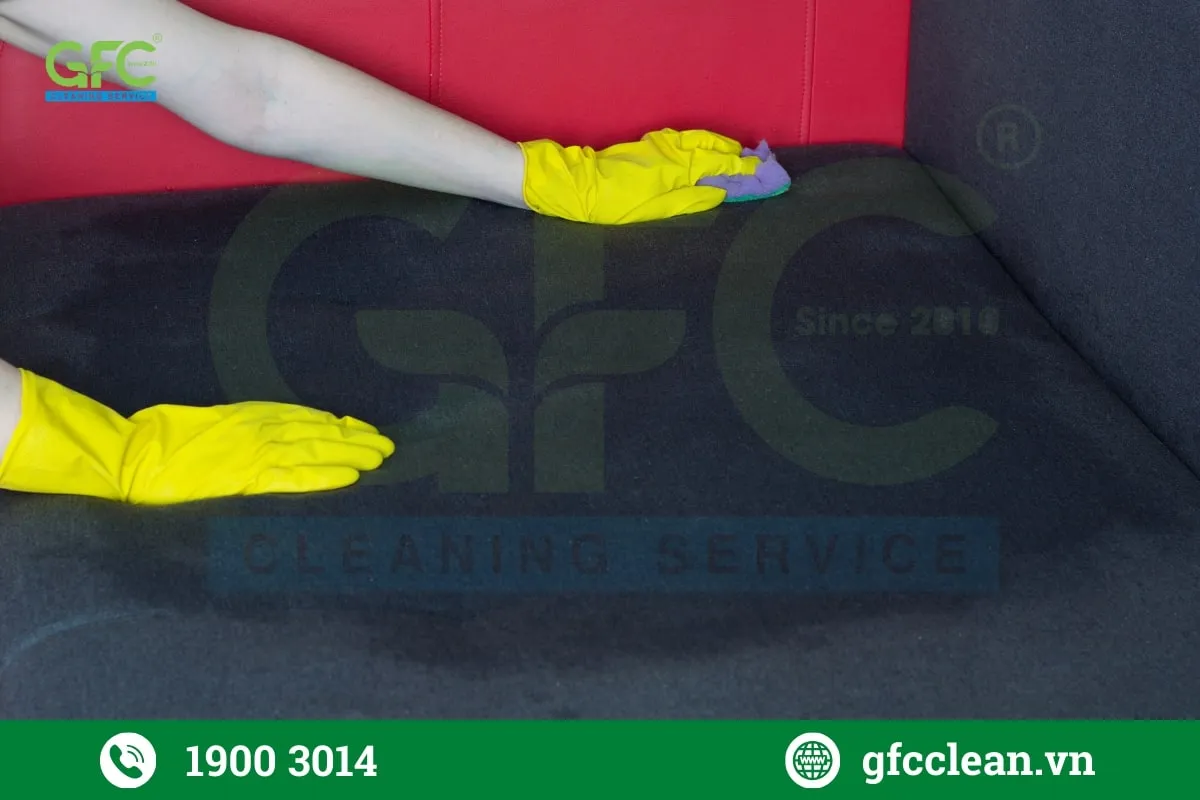 Xử lý vết bẩn cứng đầu trên ghế sofa vải bố bằng dung dịch chuyên dụng