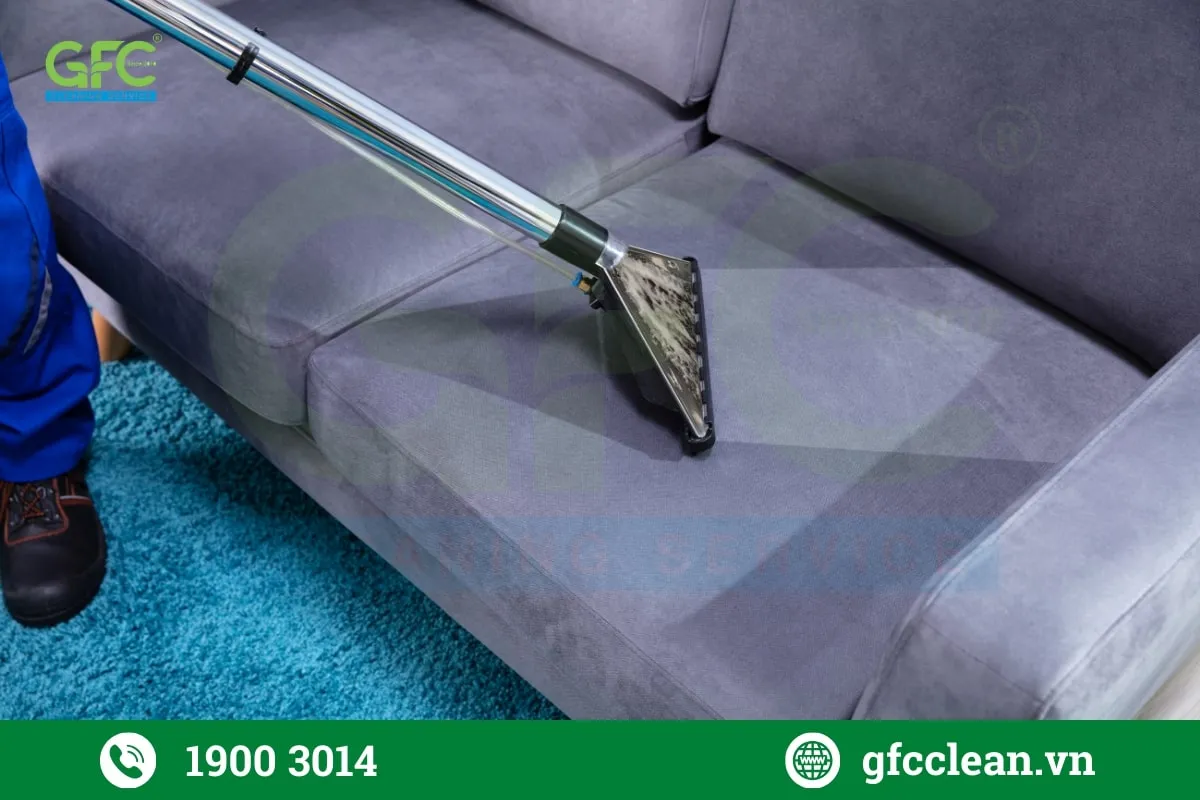 Sử dụng máy hút bụi chuyên dụng để làm sạch ghế sofa vải bố