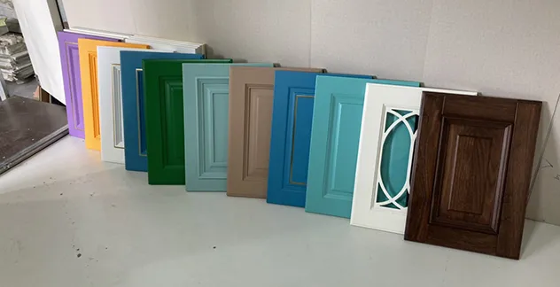 Cánh tủ bếp gỗ Tần Bì phun sơn màu