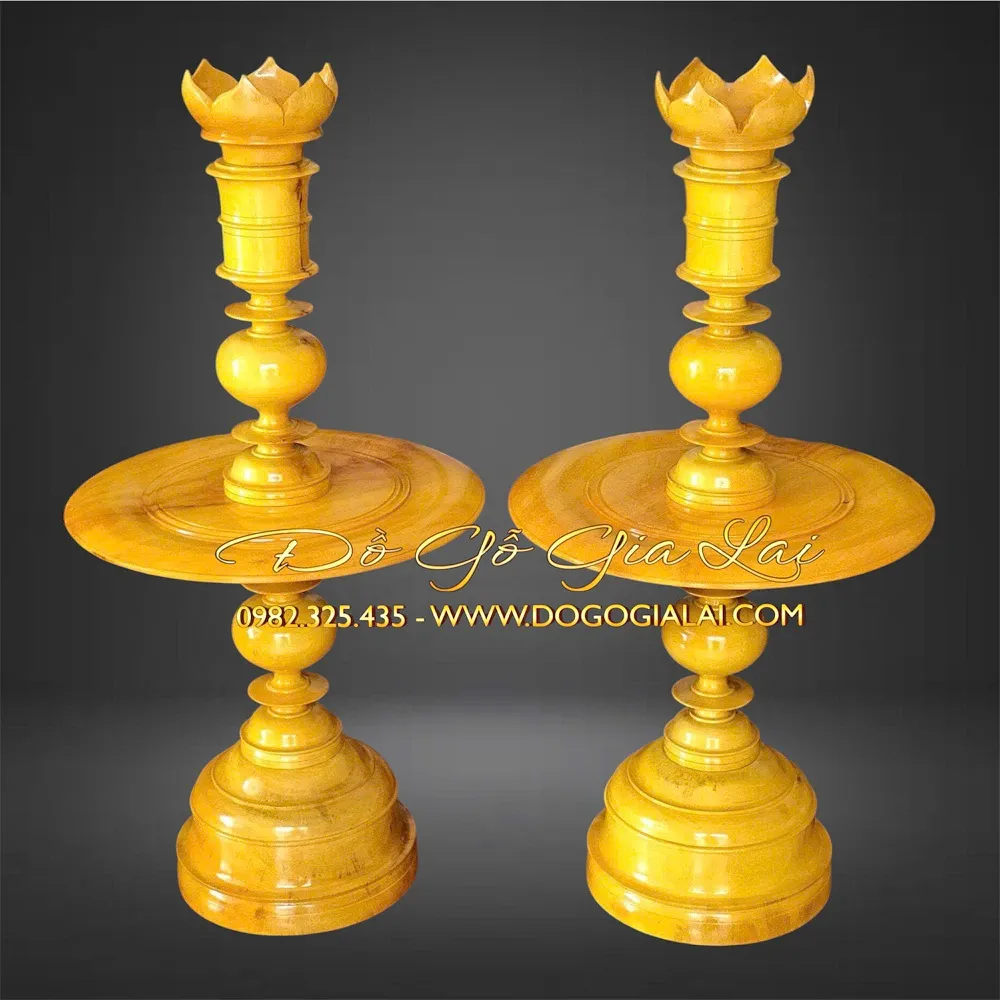 Cặp chân đèn bằng gỗ mít mô tả vẻ đẹp truyền thống và sự tinh tế trong chế tác